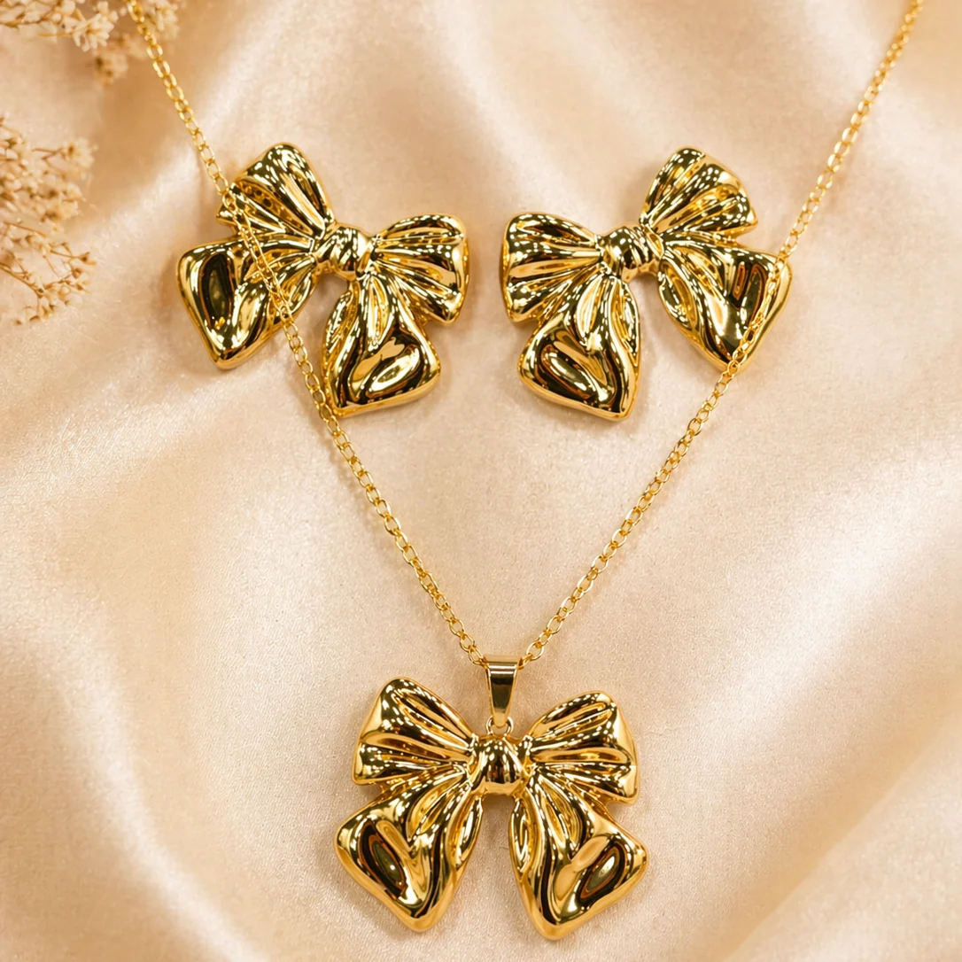 18K Gold Ribbed Petal Pendant Set